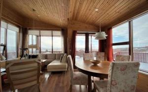 Cabin near Reykjavík - hot tub