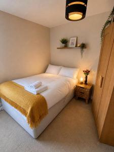 City centre 2 bedroom apartment, parking, sleeps 4