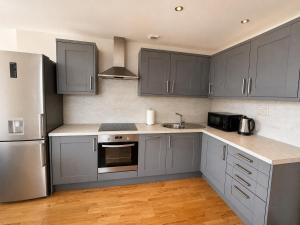 City centre 2 bedroom apartment, parking, sleeps 4
