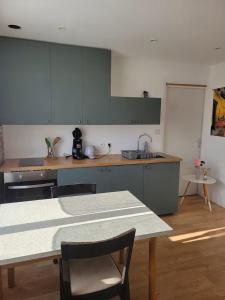 Charmant studio, avec cuisine et espace extérieur