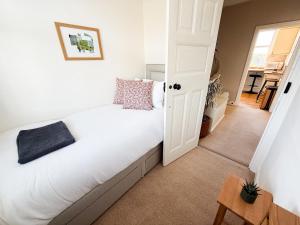 Peaceful Broadstairs Flat near Beach & Town with Parking