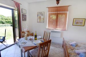 Cozy studio with garden terrace in Zambratija