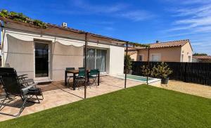 Quiet house with pool, terrace, 6 people, Orange