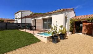 Quiet house with pool, terrace, 6 people, Orange