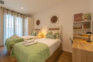 2BR Apt with Terrace & Parking, Near Beach & Town