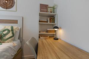 2BR Apt with Terrace & Parking, Near Beach & Town