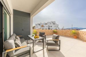 2BR Apt with Terrace & Parking, Near Beach & Town
