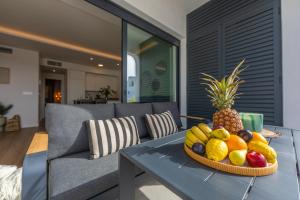2BR Apt with Terrace & Parking, Near Beach & Town