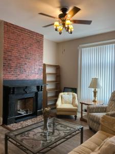 ENTIRE Big Family Home Close To Zoo and Events - Private Patio and Firepit