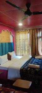 JP GROUP OF HOUSEBOATS DAL Lake
