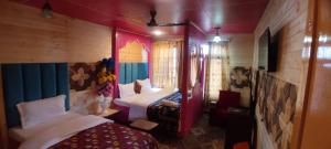 JP GROUP OF HOUSEBOATS DAL Lake