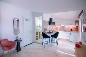 Charming Studio with BBQ Near Airport & Old Town