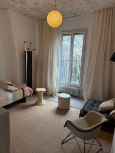 Sonniges Studio mit Blick über Park zum Eiffelturm