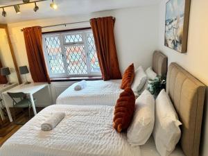 Entire Home Near Gatwick with Free Parking