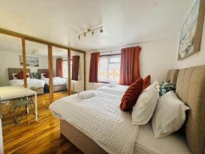 Entire Home Near Gatwick with Free Parking