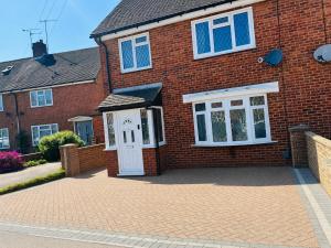 Entire Home Near Gatwick with Free Parking