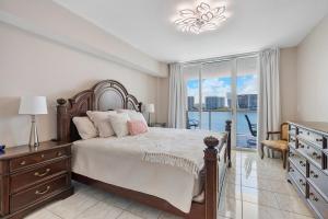 Spectacular Water Views 2br-4 beds in Sunny Isles