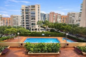 Apartamento con piscina y parking cerca del mar