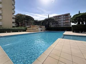 Le Petit Prince - Piscine et verdure