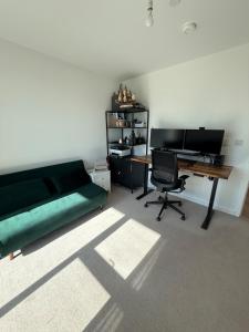 Contemporary Flat - River Views - Central Access