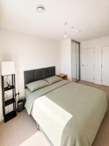Contemporary Flat - River Views - Central Access