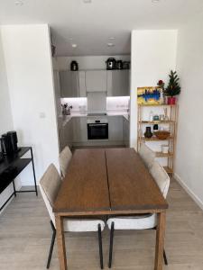Contemporary Flat - River Views - Central Access