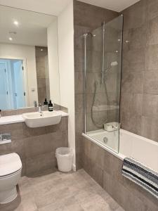 Contemporary Flat - River Views - Central Access
