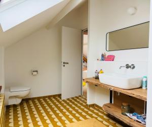 Spacious Family Home Walk to Beach Sleeps 10