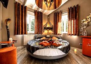 BELLAVISTA EXCLUSIVE B&B in zona centrale con piscina riscaldata-Jacuzzi vista lago LA COLAZIONE viene servita in una pasticceria esclusiva in centro-vicina alla struttura-animali di piccola taglia ammessi su richiesta