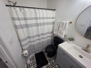 Spacious 3BR Retreat Perfect for Groups Near Downtown