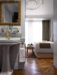 Phòng White (White Room)