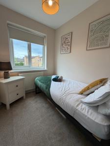 Newly refurbished - Corby Short Stays and Contractors - Sleeps 5 free private parking