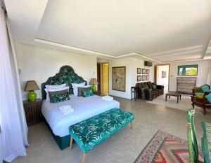 Sublime villa at Amelkis Golf Club with golf cart