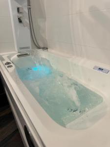 Apartament JungleSPA z prywatnym jacuzzi centrum Wrocław samodzielne zameldowanie i bezpłatny parking