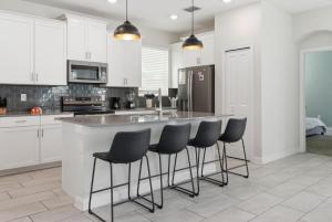 5BR Family Home Pool Theme Beds Space Location