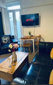 Harrington House - Perfect for contractors Sleeps 15