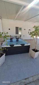 Cozy White House - Near Beach Private Jacuzzi