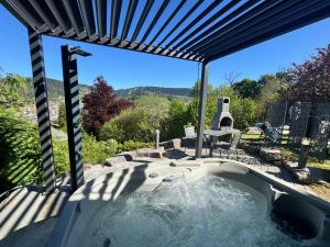 App le nid dabeille cocon pour 2 pers, spa privée, belle vue avec terrasse