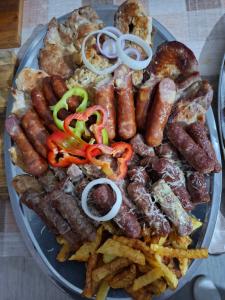Mala reka- prijatan ambijent sa restoranom i smeštajem jedinicama u mirnom delu Boranje, udaljen 4km od centra Krupnja