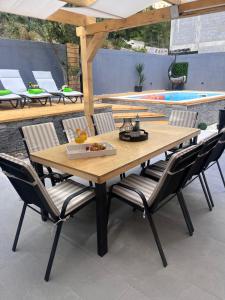 Luxury apartment Duće with private pool