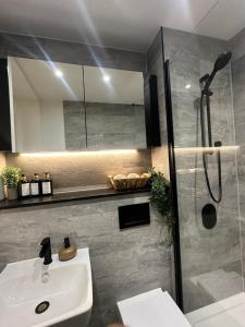 Luxury 2 BR Apartment in Central MCR- En-Suite- Parking- Terrace- Gym