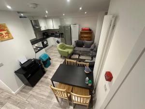 nice apartment close to central with garden