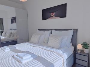 Holešovice Retreat, Balcony, Air-Con and Secure Parking