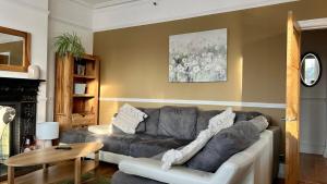 Large 3 Bedroom Flat with Parking and Terrace