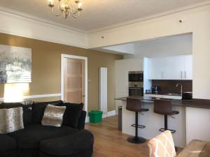 Large 3 Bedroom Flat with Parking and Terrace