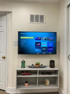 Luxury Private Basement Suite Smart TV Parking