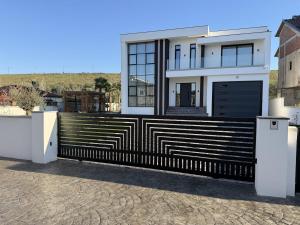 Luxury Pool Villa Paskuqan - Lakeside