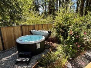 Cozy Cabin Relax in Hot Tub Overlooking Creek