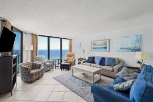 Rare Large Beachfront Penthouse Condo w600 sqft Rooftop Balcony & Beach Chairs
