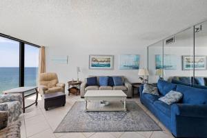 Rare Large Beachfront Penthouse Condo w600 sqft Rooftop Balcony & Beach Chairs